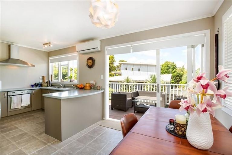 Photo of property in 13 Graham Avenue, Te Atatu Peninsula, Auckland, 0610