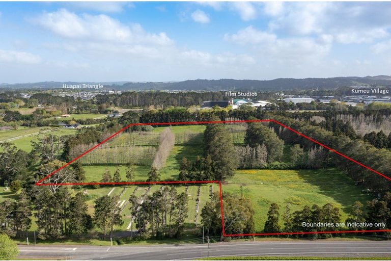 Photo of property in 870 Waitakere Road, Kumeu, 0891