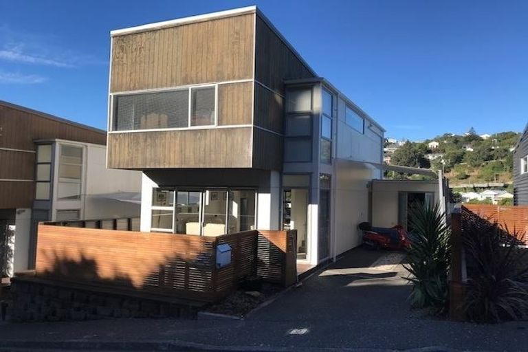 Photo of property in 43 Tiketike Way, Brooklyn, Wellington, 6021