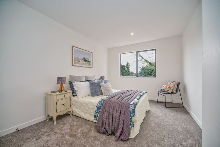 Photo of property in 5d Beach Road, Te Atatu Peninsula, 0610