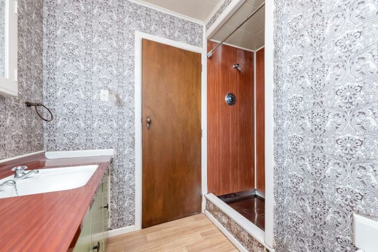 Photo of property in 52d Whites Line West, Woburn, Lower Hutt, 5010