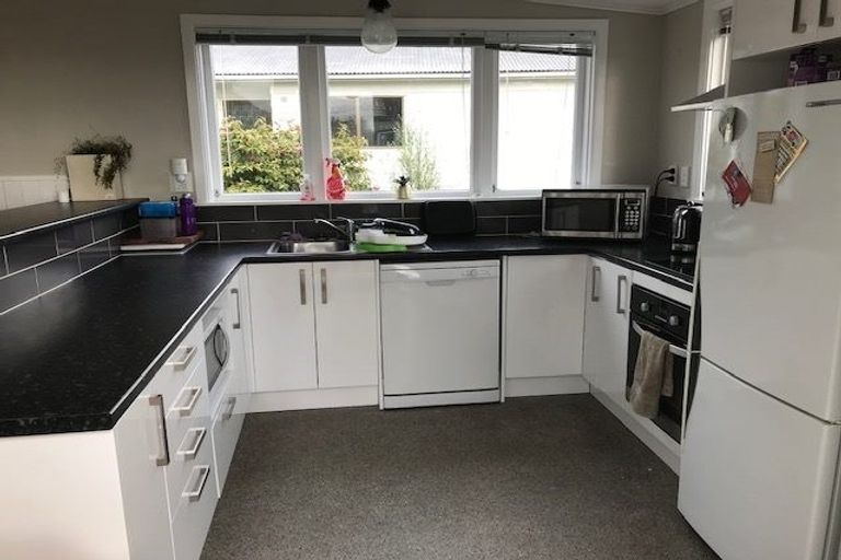 Photo of property in 28 Matenga Street, Waikanae, 5036