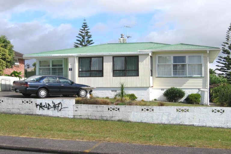 Photo of property in 12 Glendene Avenue, Glendene, Auckland, 0602