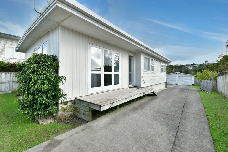 Photo of property in 5 Walton Street, Red Beach, 0932