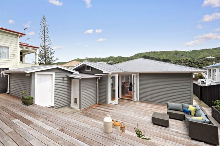 Photo of property in 27 The Parade, Island Bay, Wellington, 6023