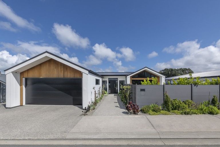 Photo of property in 23 Promontory Crescent, Newlands, Wellington, 6037