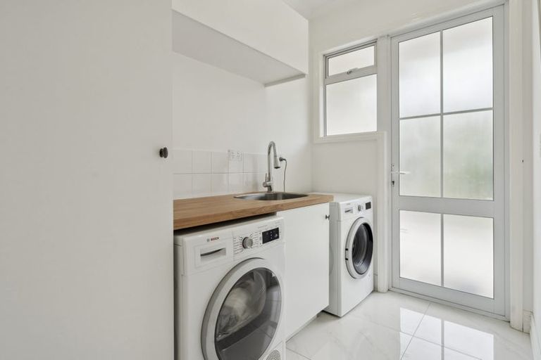 Photo of property in 27 Almond Grove, Greenhithe, Auckland, 0632