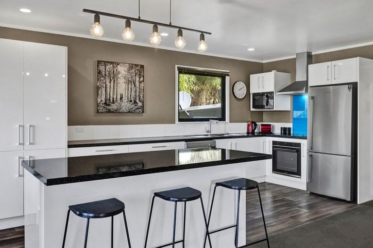 Photo of property in 6 Moana Crescent, Blagdon, New Plymouth, 4310