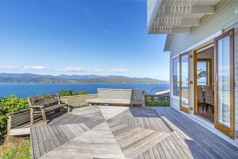 Photo of property in 168 Nevay Road, Karaka Bays, Wellington, 6022