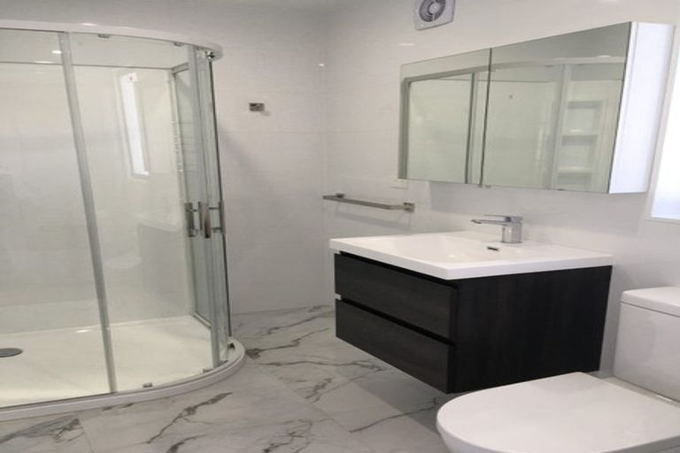 Photo of property in 2d/4 Sunnynook Road, Sunnynook, Auckland, 0620