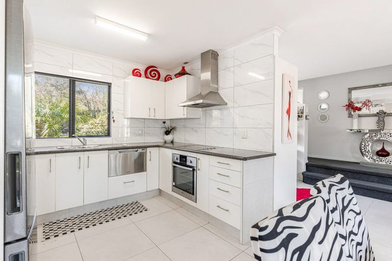 Photo of property in 52 Hewlett Road, Massey, Auckland, 0614