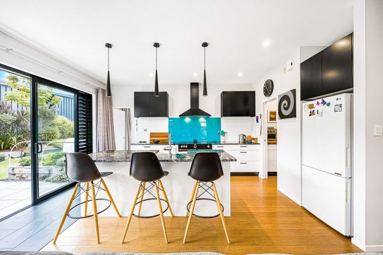 Photo of property in 18 Awanui Crescent, Matakana, 0985