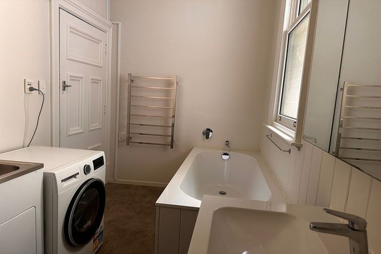 Photo of property in 186 Oriental Parade, Oriental Bay, Wellington, 6011