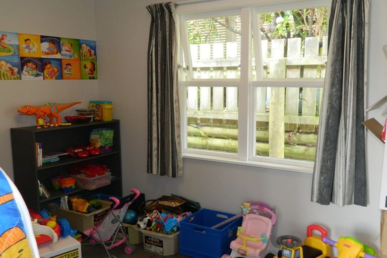 Photo of property in 33 Stewart Drive, Newlands, Wellington, 6037