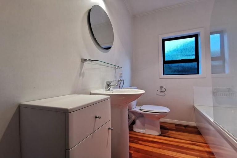 Photo of property in 15 Ranui Crescent, Khandallah, Wellington, 6035