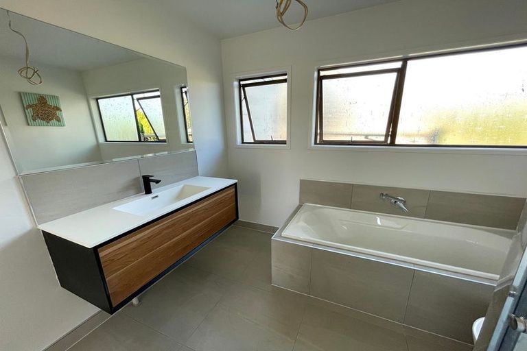 Photo of property in 1425 Whangaparaoa Road, Army Bay, Whangaparaoa, 0930