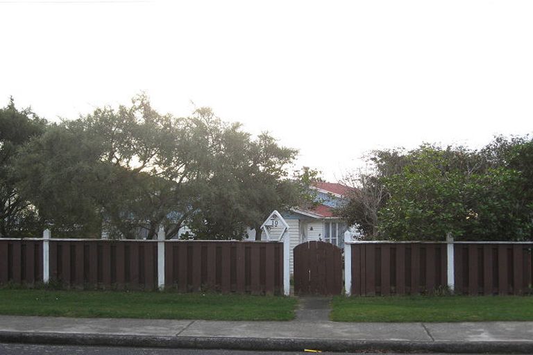 Photo of property in 10 Kaitawa Crescent, Paraparaumu, 5032