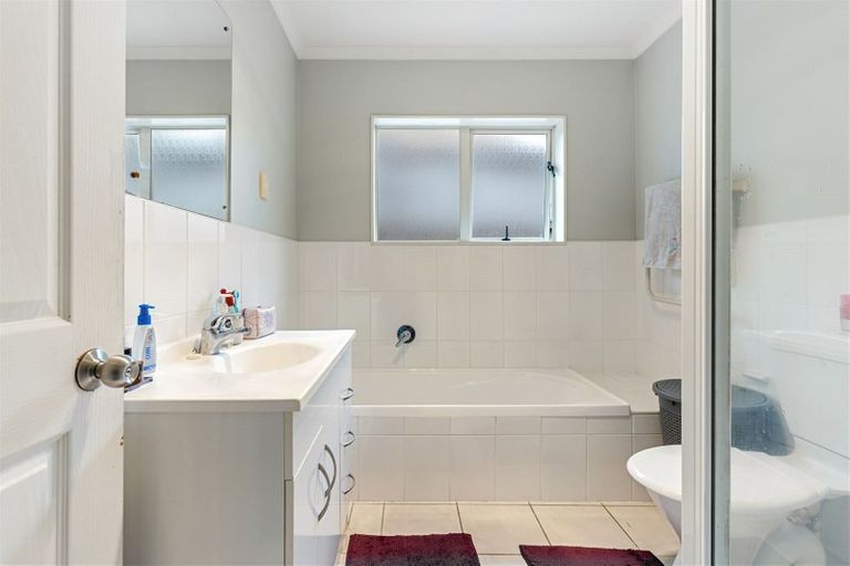 Photo of property in 1 Fleetwood Drive, Henderson, Auckland, 0612