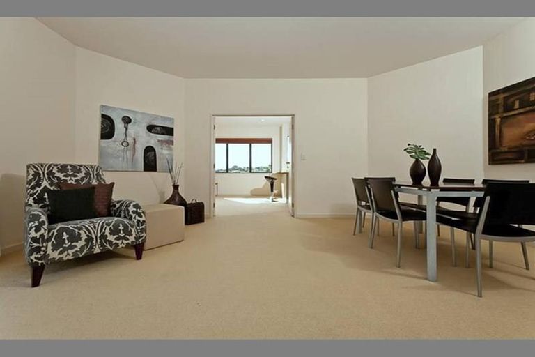 Photo of property in 11 Trotting Terrace, Fairview Heights, Auckland, 0632