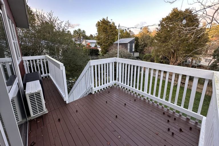 Photo of property in 2/111 Eskdale Road, Birkdale, Auckland, 0626