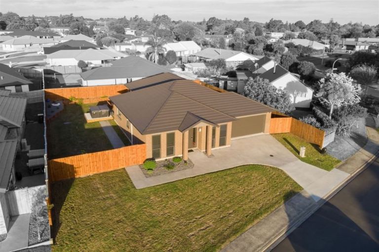 Photo of property in 16 Kauri Drive, Waiuku, 2123