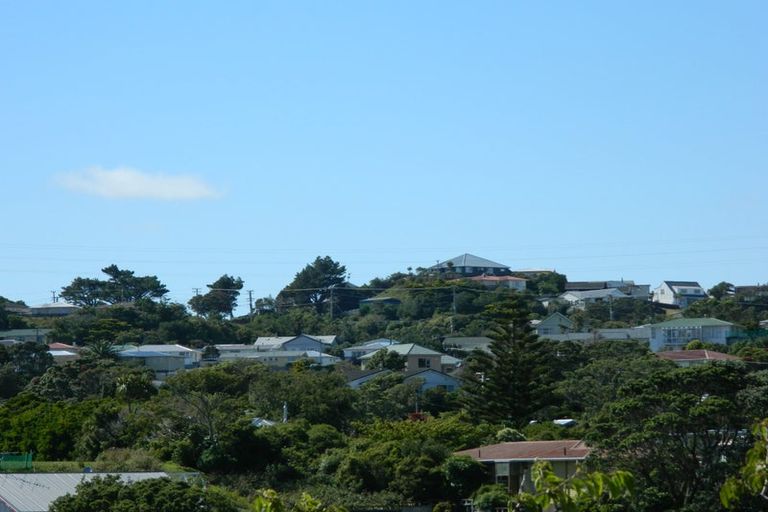 Photo of property in 3 Merritt Way, Newlands, Wellington, 6037