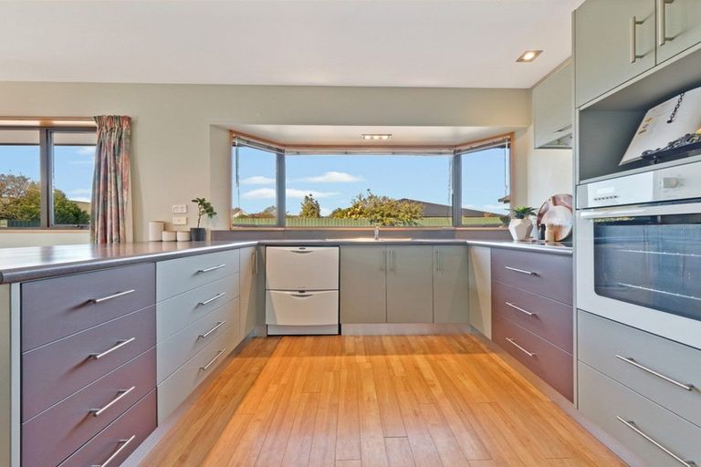 Photo of property in 7 Thicket Close, Redwood, Christchurch, 8051