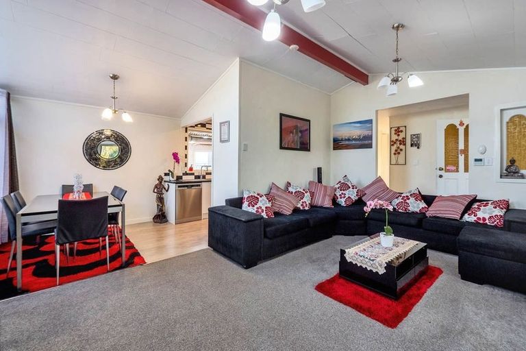Photo of property in 33 Huruhuru Road, Massey, Auckland, 0614