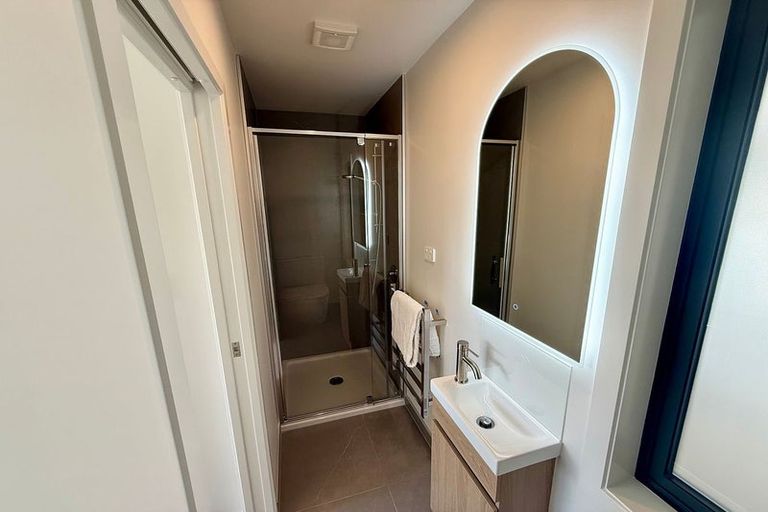 Photo of property in 3/506 Glenfield Road, Bayview, Auckland, 0629