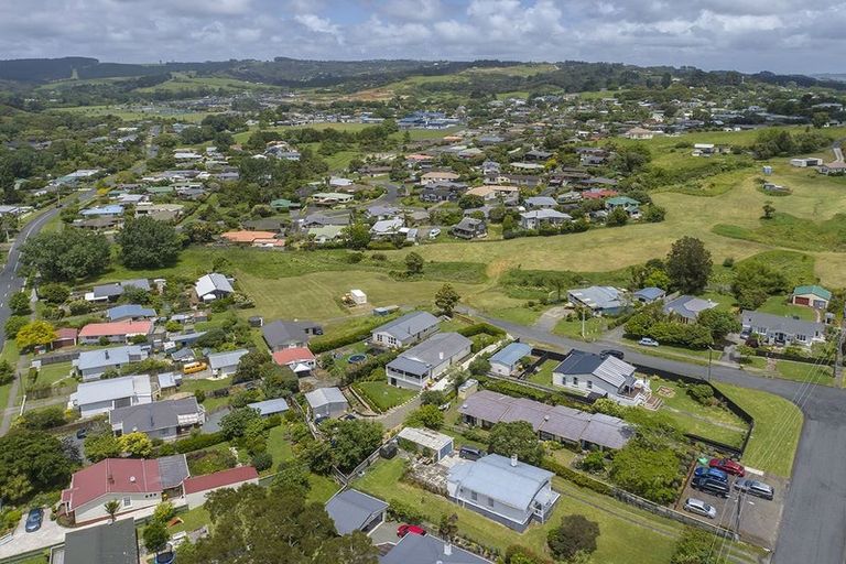 Photo of property in 1/3 Miro Street, Helensville, 0800