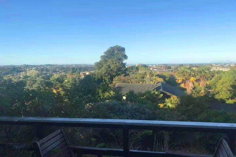 Photo of property in 118 Pupuke Road, Hillcrest, Auckland, 0627