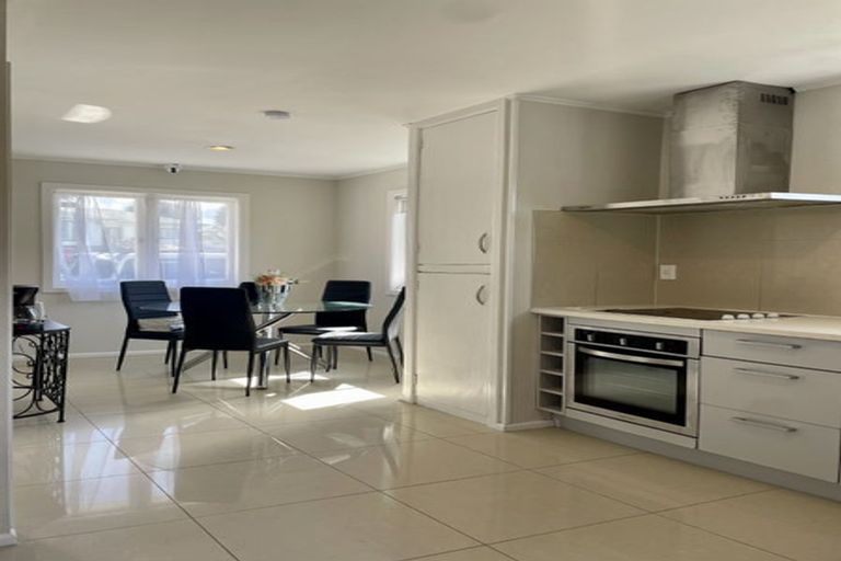 Photo of property in 26 Miller Road, Mangere Bridge, Auckland, 2022