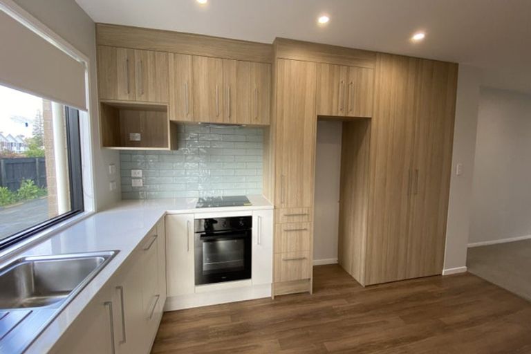 Photo of property in 2 Mikoikoi Crescent, Mangere Bridge, Auckland, 2022