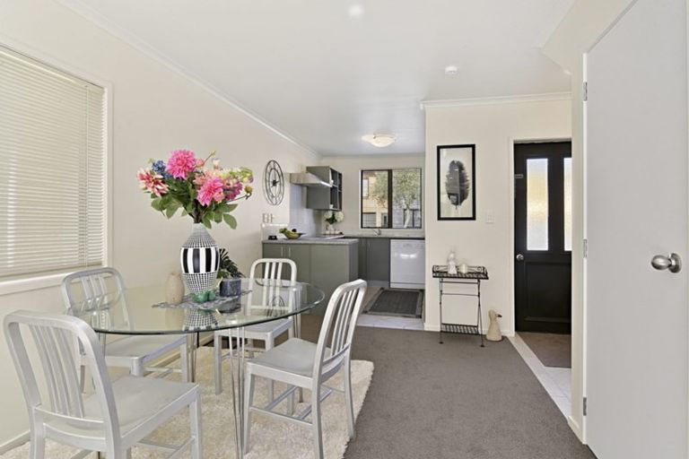 Photo of property in 14 Verdale Circle, Glen Eden, Auckland, 0602