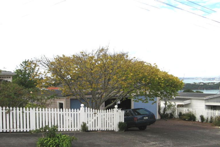 Photo of property in 18 Bridge View Road, Birkenhead, Auckland, 0626