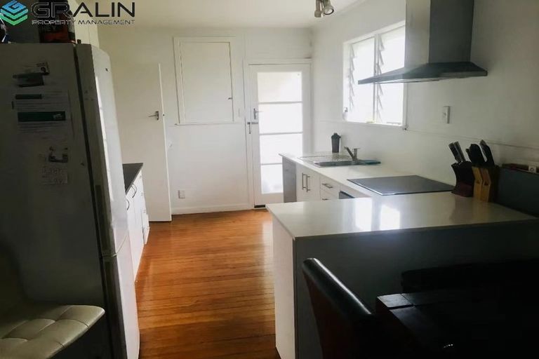 Photo of property in 5 Murray Road, Te Atatu Peninsula, Auckland, 0610