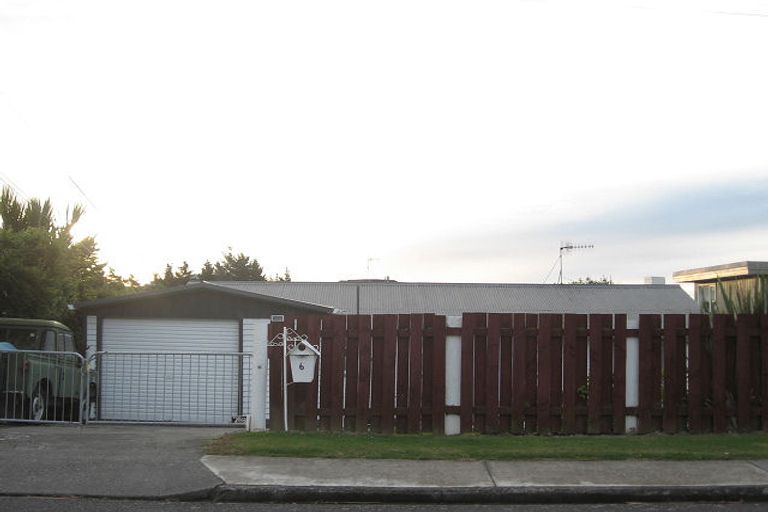 Photo of property in 6 Kaitawa Crescent, Paraparaumu, 5032