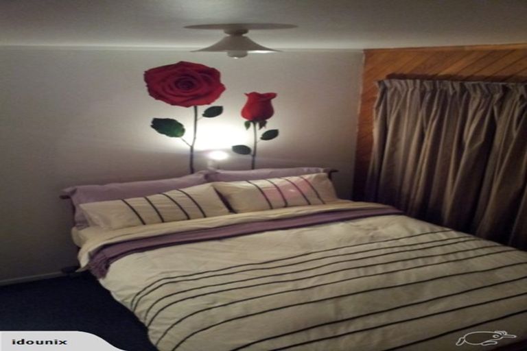 Photo of property in 2/6 Craigbank Avenue, New Lynn, Auckland, 0600