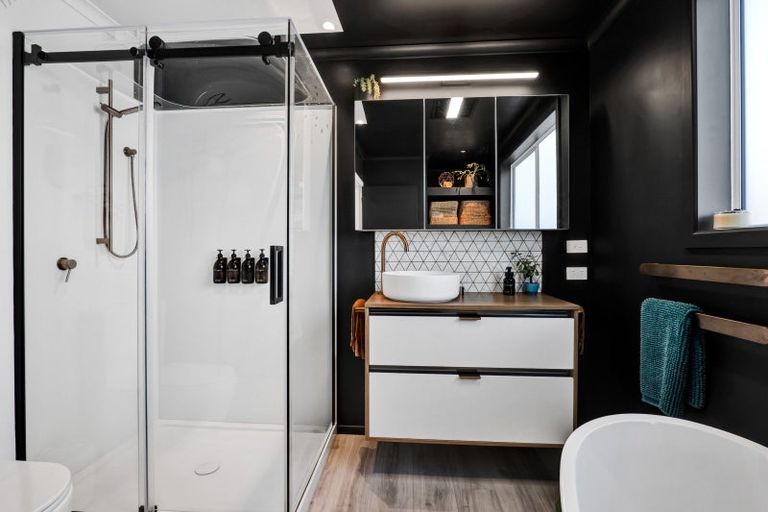 Photo of property in 17 Oberon Street, Stratford, 4332