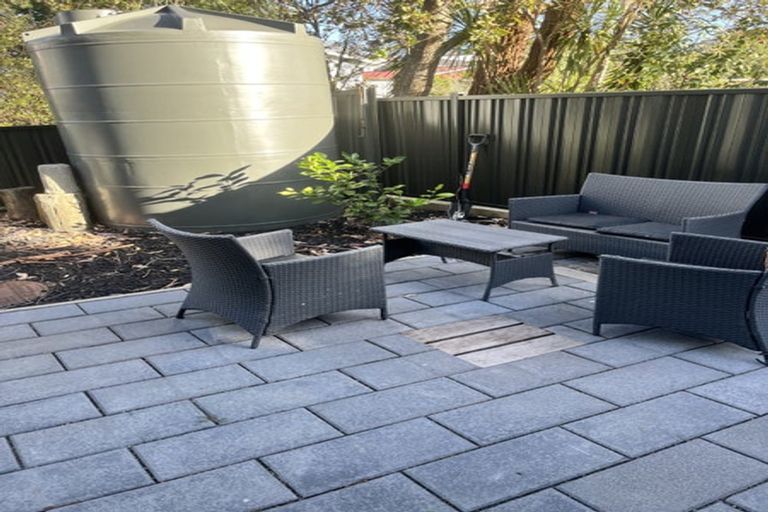 Photo of property in 2d/4 Sunnynook Road, Sunnynook, Auckland, 0620