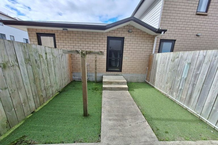 Photo of property in 2/5 Wallson Crescent, Wiri, Auckland, 2104