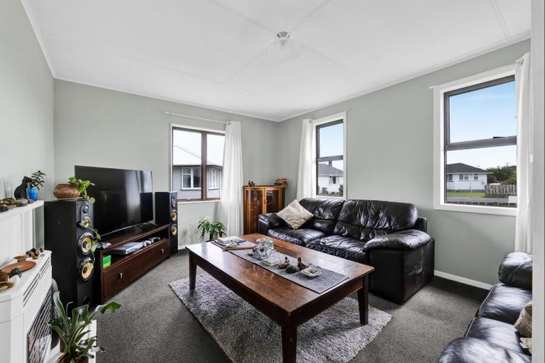 Photo of property in 3 Sutton Place, Hawera, 4610