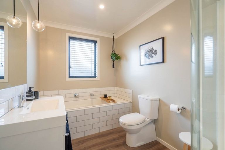 Photo of property in 11 Mahia Lane, Waikanae, 5036