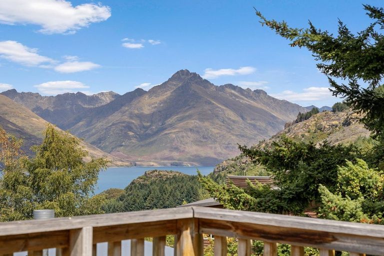Photo of property in 32 Dart Place, Fernhill, Queenstown, 9300