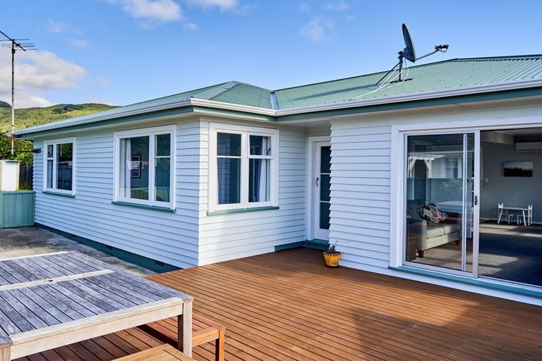 Photo of property in 31 Larsen Crescent, Tawa, Wellington, 5028