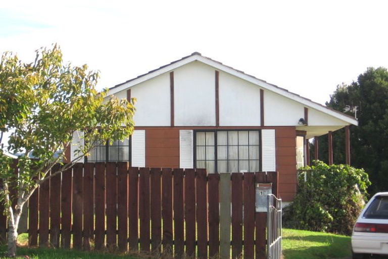 Photo of property in 14 Imperial Place, Henderson, Auckland, 0612