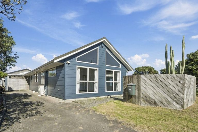 Photo of property in 5 Adrian Grove, Waikanae Beach, Waikanae, 5036