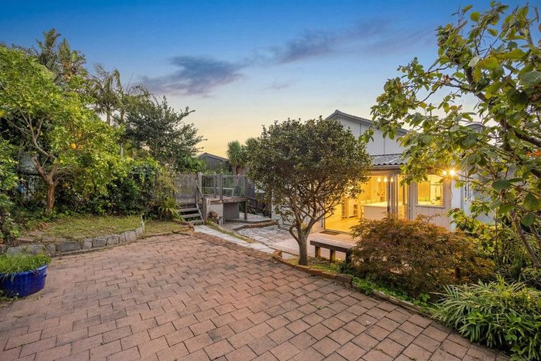 Photo of property in 1/22 Sandown Road, Rothesay Bay, Auckland, 0630