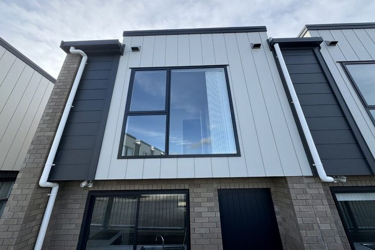 Photo of property in 2 Mikoikoi Crescent, Mangere Bridge, Auckland, 2022