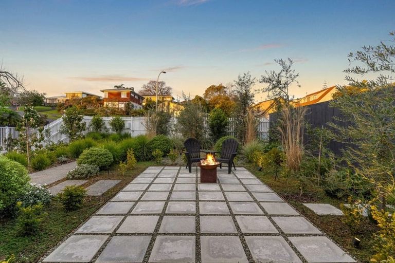 Photo of property in 16 Pickwick Parade, Mellons Bay, Auckland, 2014